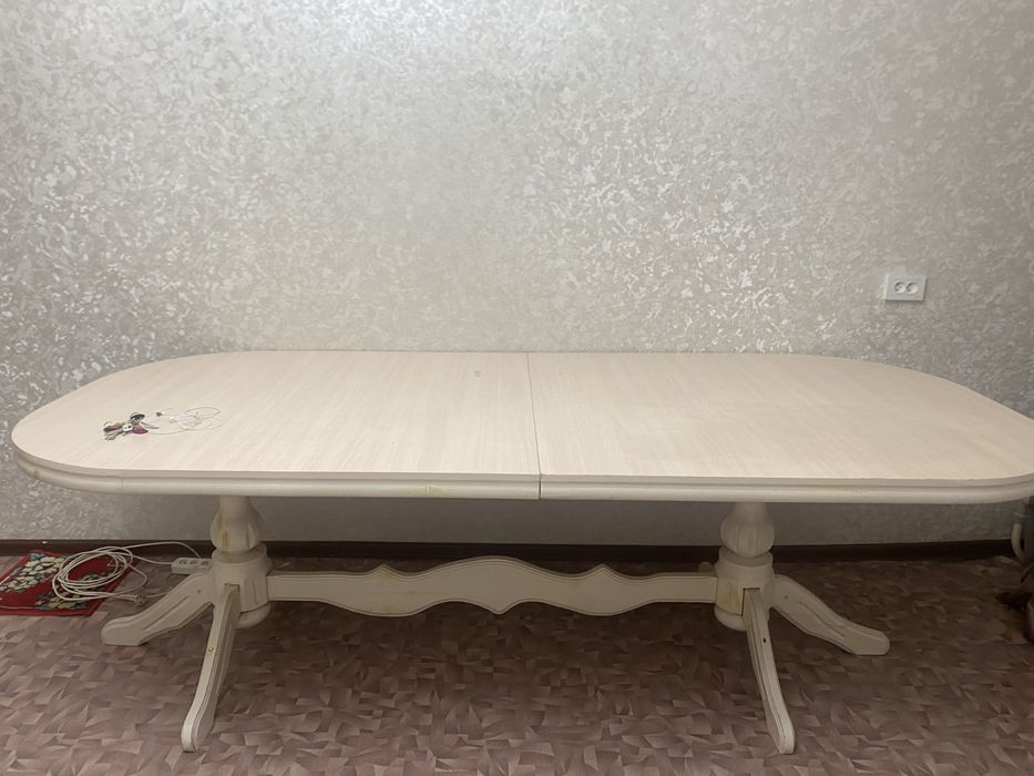 Продается овальный стол в отличном состоянии