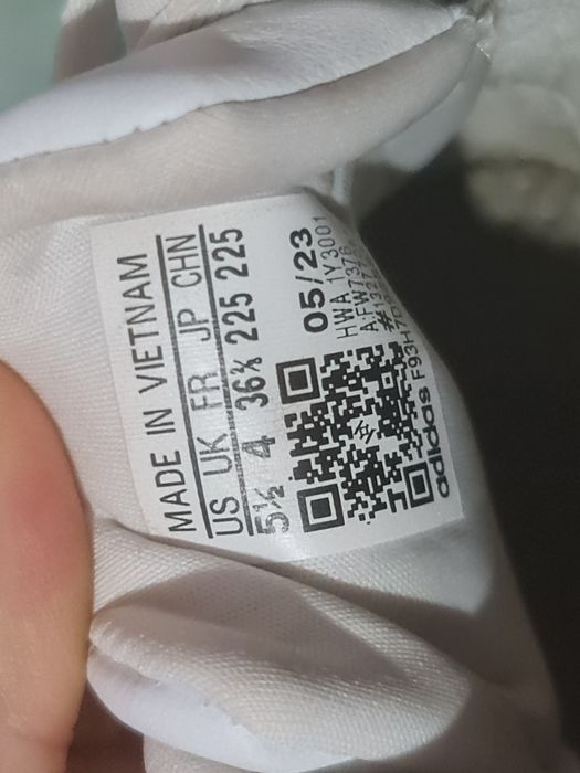 Adidasi dama nr 36, purtati foarte putin, ca noi.