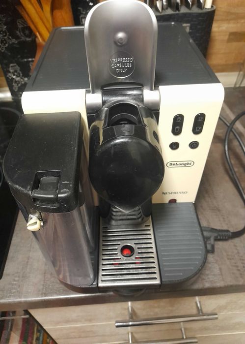 Кафе машина с капсули Delonghi Nespresso