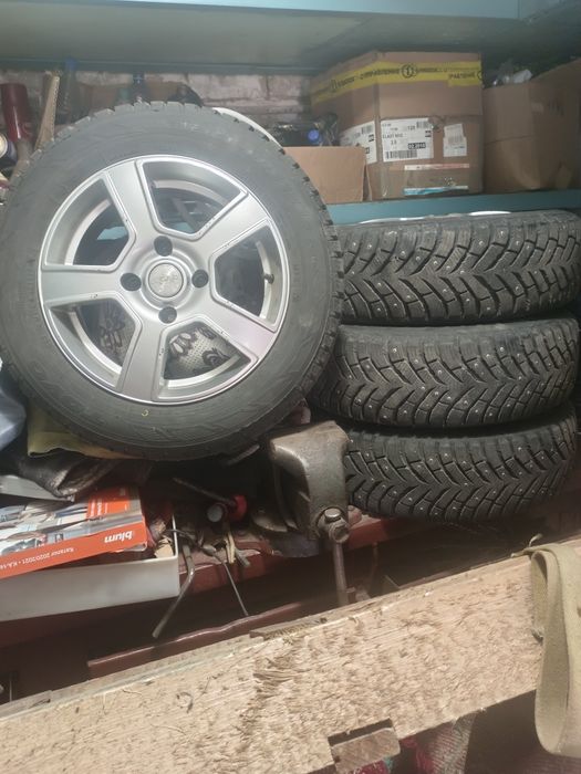 Шины шипованные с дисками 185/65/15 комплект