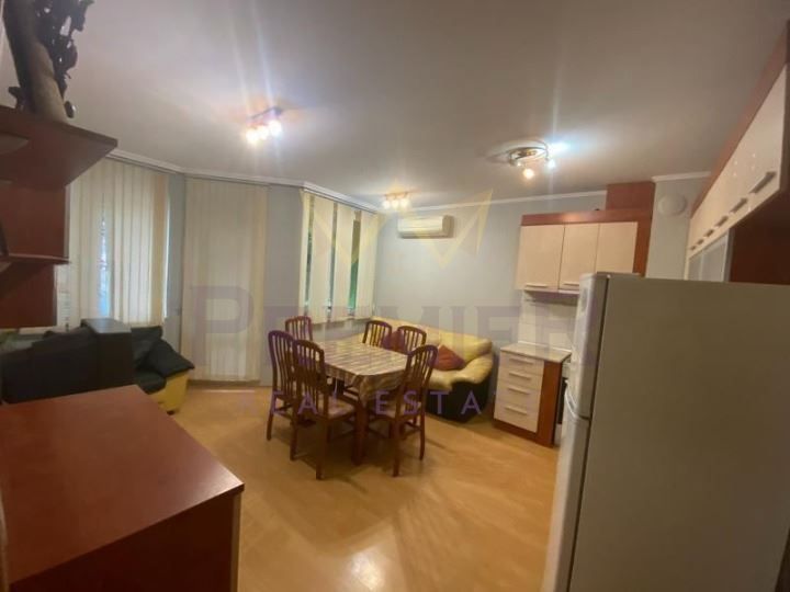 Дава се под наем Тристаен апартамент в Варна, Конфуто - 87 кв.м за 538.56 € - Снимка #2