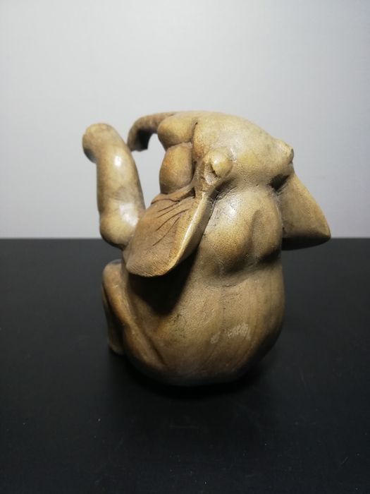 Статуетка на слон от дърво. Подарък. Декорация.