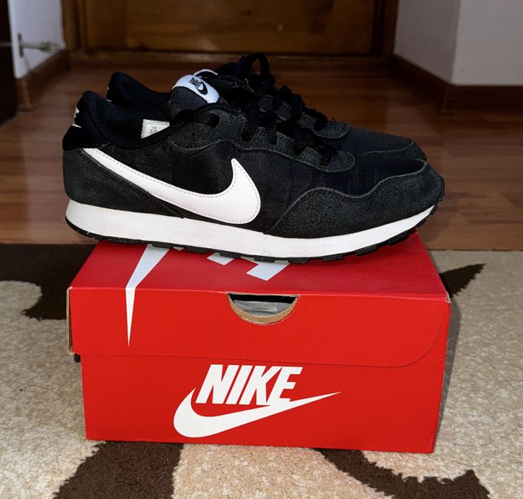 Vând adidași Nike MD Valiant foarte putin folositi