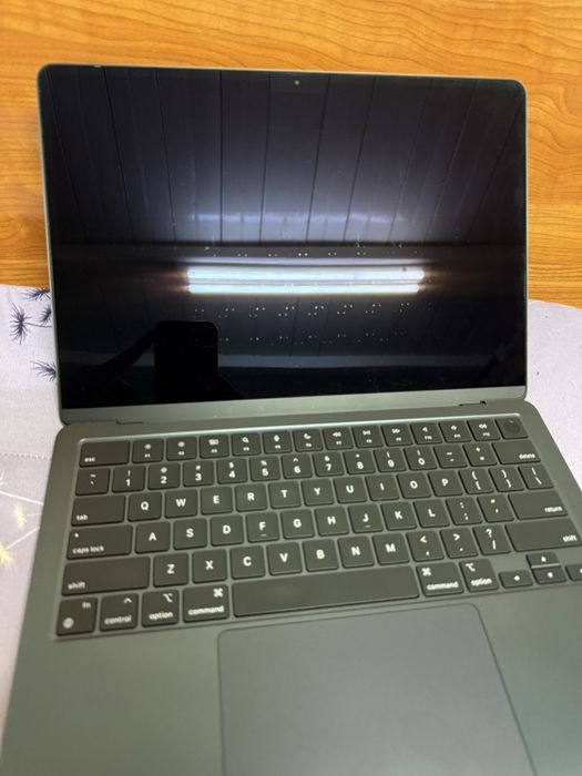 Vând MacBook Air 13” cu Apple M3 – 512GB SSD, model A3113.