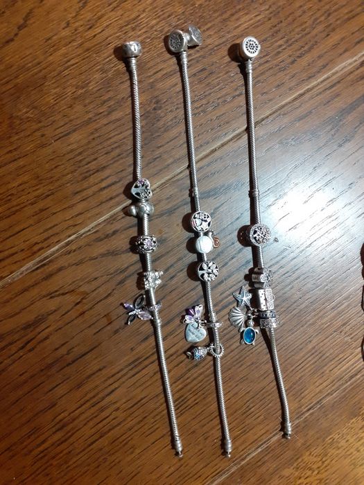 3 brățări Pandora, fiecare cu 5 charm uri