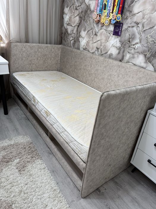 Продаю кровать 90x200 см (с матрасом, подъёмный механизм)