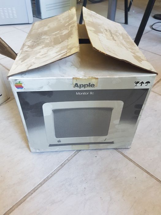 Продават се кутии от Apple устройства