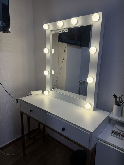 Стол визажный с подсеткои