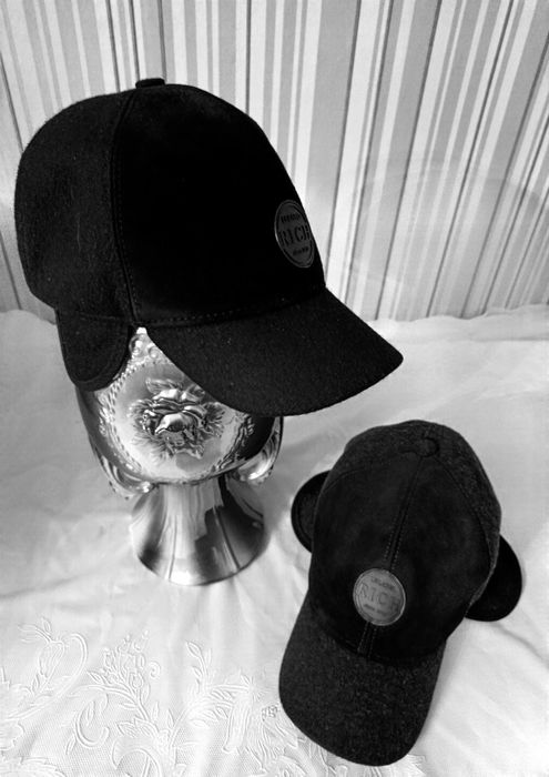 Продам кепки цена 4500 тенге