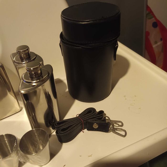 Set 3 sticle INOX, 3 pahare inox si geanta de transport.