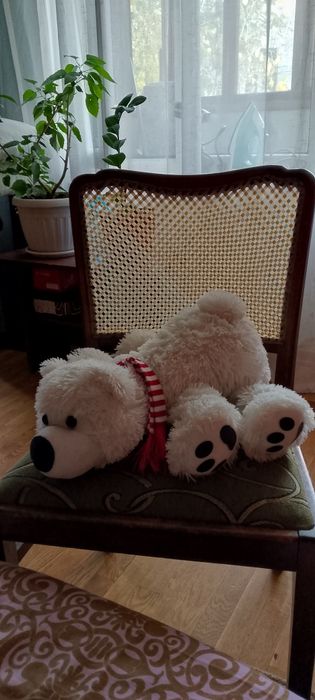 Мягкая игрушка белый медведь.