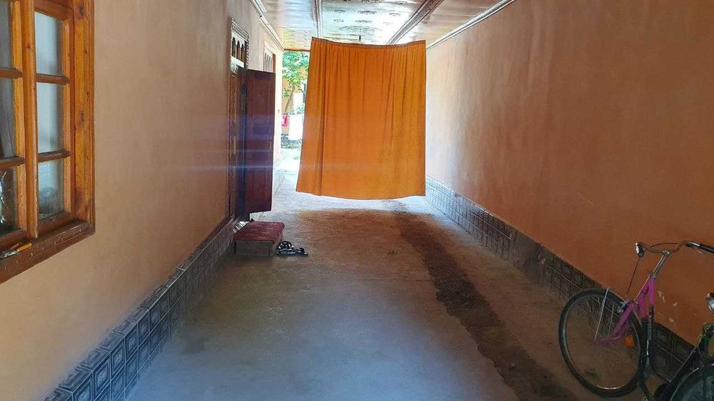 Срочно ховли уй сотилади. 13 хонадан иборат ЦЕНТРДА.