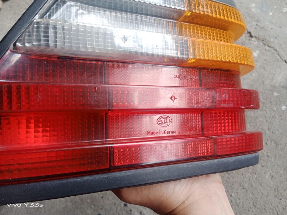 Фонарь правый w124 Hella