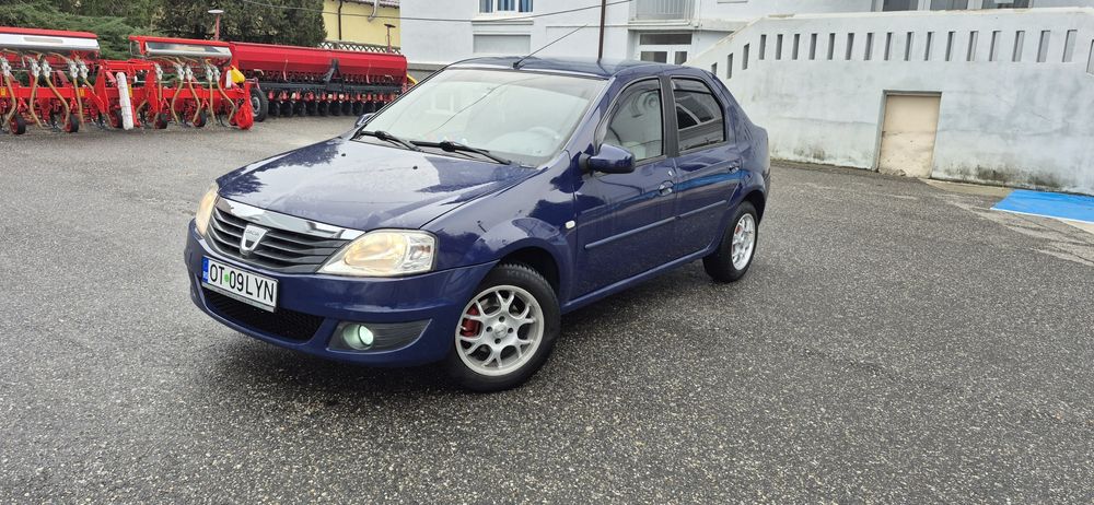 Vând Dacia logan