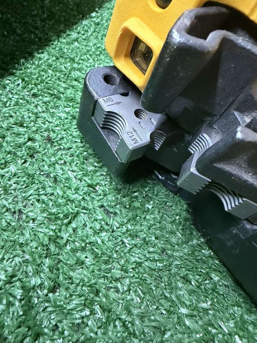 Акумулаторна машина за рязане на шпилки DeWALT DCS350