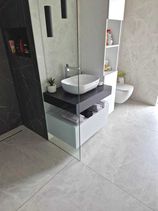 Blaturi din granit si compozit pentru o baie eleganta