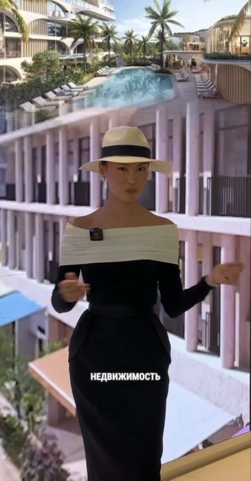 Топ с белым декольте