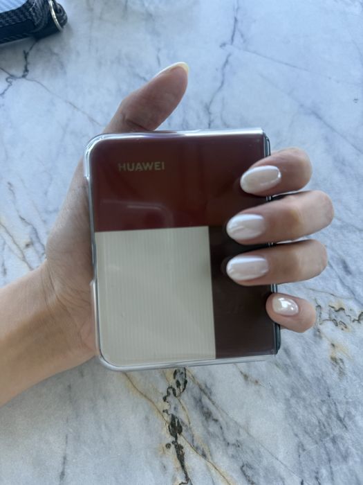 Huawei pura x красный