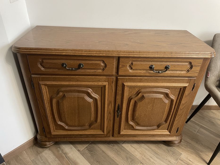 Скрин от дърво с чекмеджета