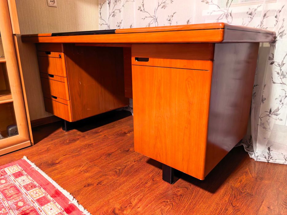 Стол письменый, в хорошем качестве