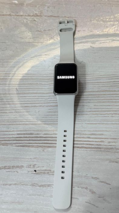 Продам фитнес-часы Samsung Galaxy Fit 3