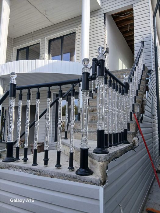 Парапети с плекси колонки и алуминий