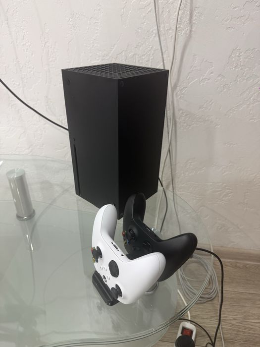 Xbox series X с двумя геймпадами