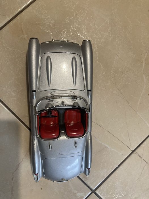 Количка Chevrolet Corvette 1957 burago 1/18 made in Italy