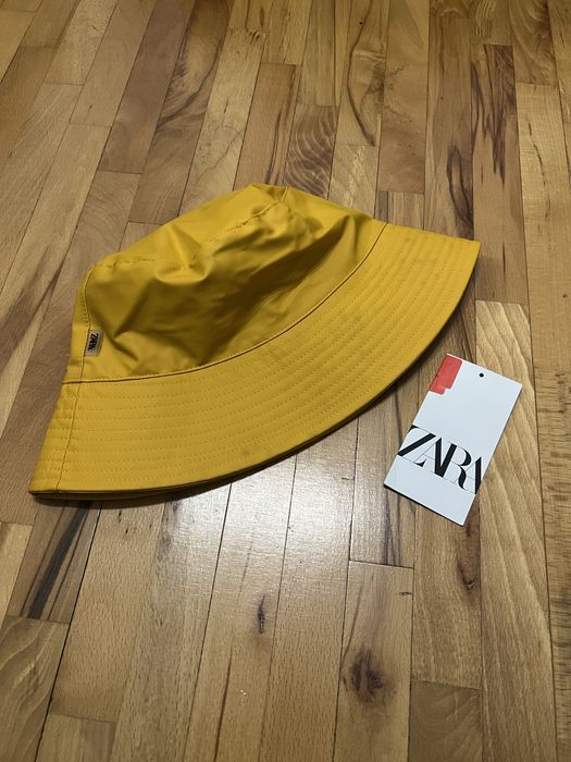 Шапки ZARA с леки забележки