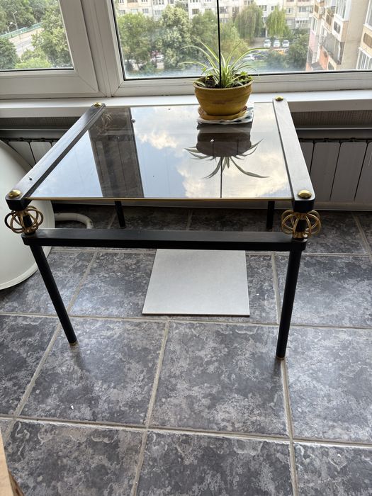 Холна маса черна със златни орнаменти