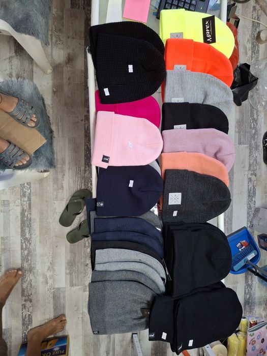 Продавам чисто нови зимни шапки на ПРОМОЦИЯ!!!