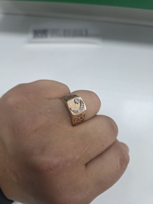 Продам золотое кольцо масса 3.2грамма
