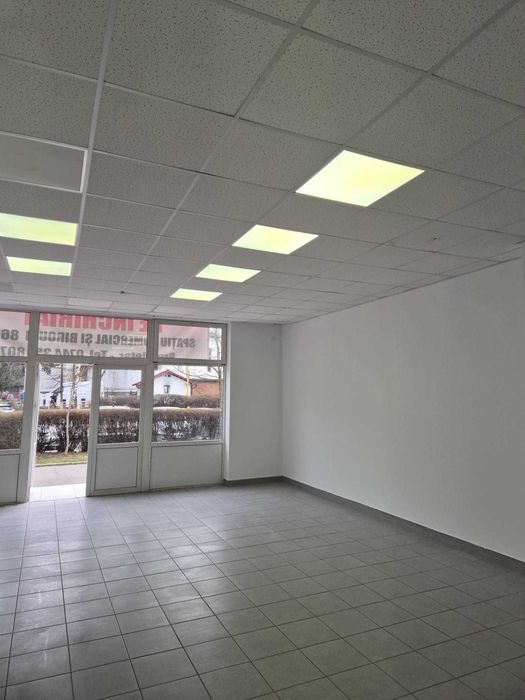 inchiriez spatiu comercial 66 mp Brasov in cartier blocuri  la strada