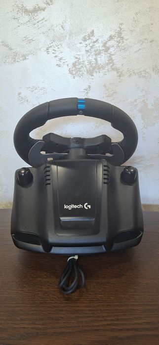 Волан Logitech G29 със скоростен лост и педали
