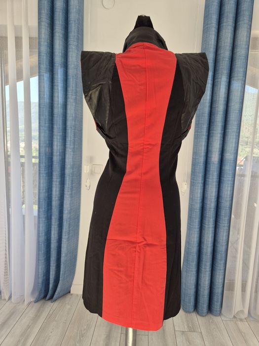 Дамска рокля в черно и коралови.