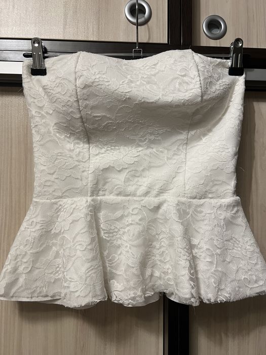 Потници , Бюстиета