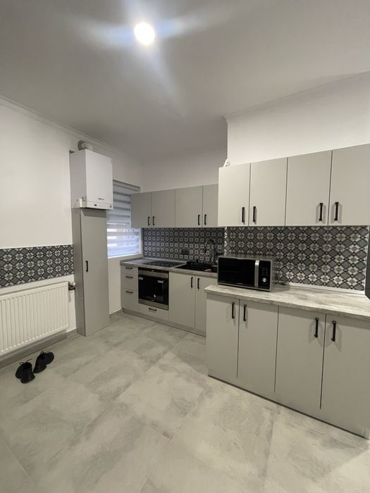 Inchiriez apartament Ultracentral cu 2 camere,complect renovat