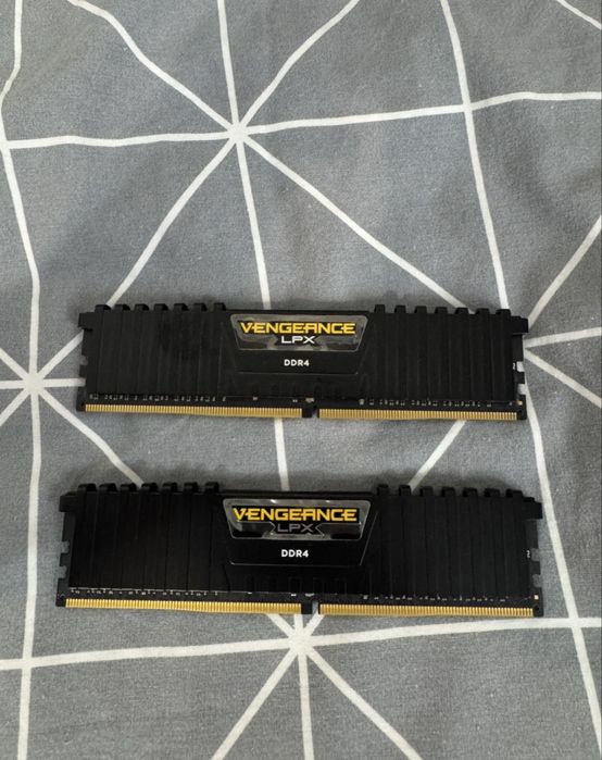 Corsair 8 gb RAM DDR4 (2x4gb)