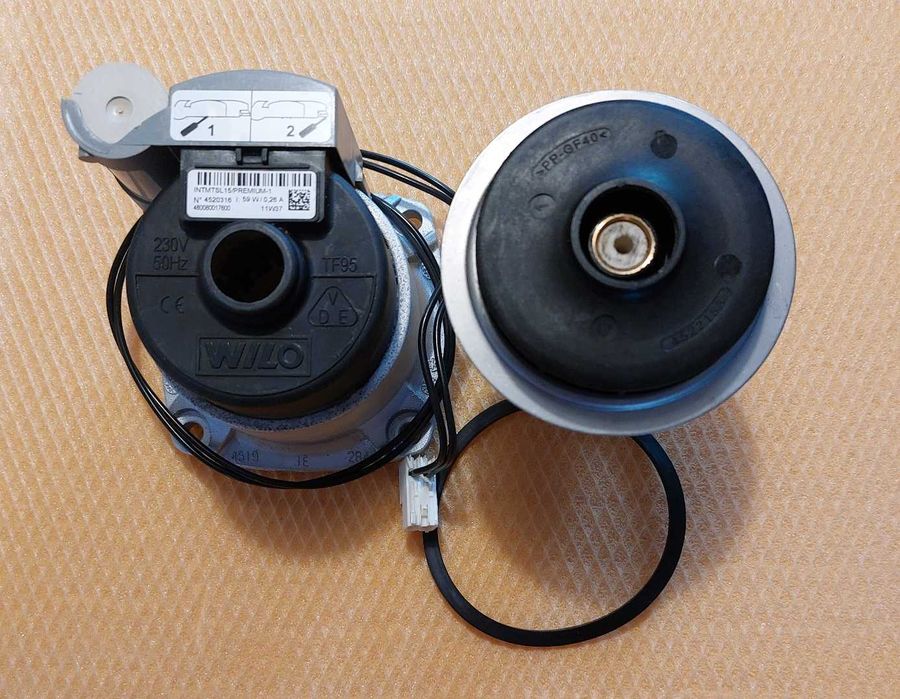 Pompa Wilo pentru ARISTON cu rotoare si condensatori NOI.