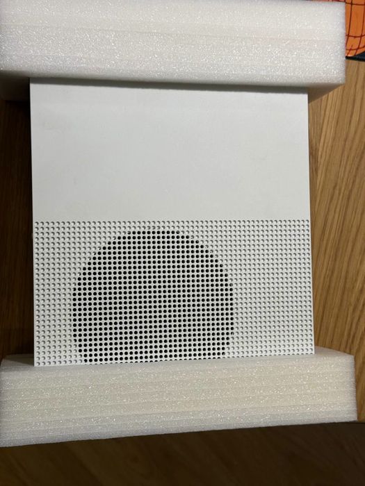 Xbox One S 1TB, 2 геймпада, коробка