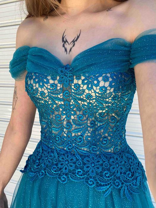 Продавам абитуриентската си рокля!