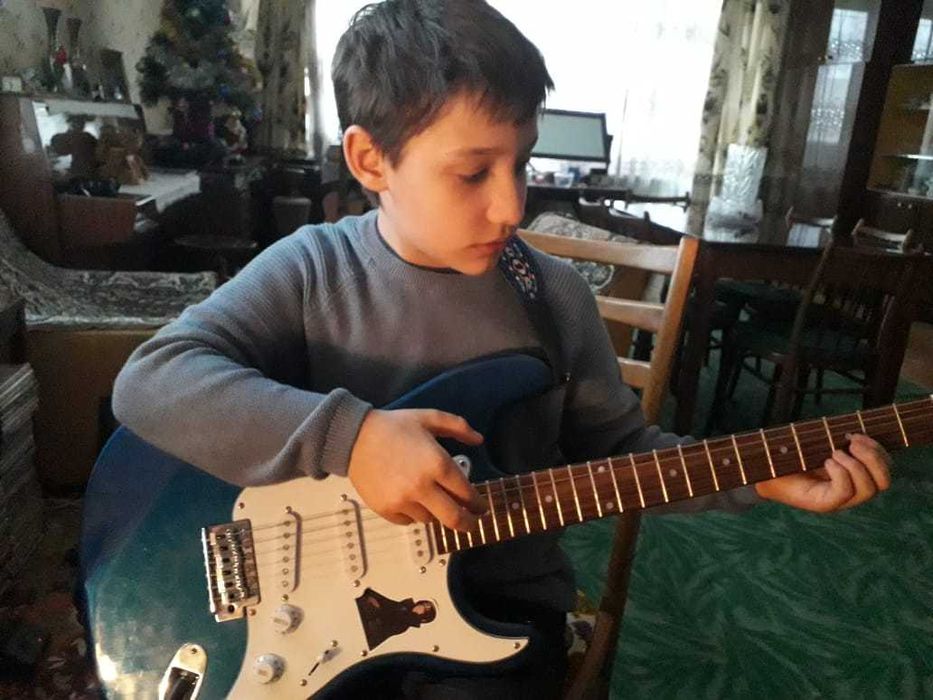 Обучение на гитаре, укулеле, бас гитаре.