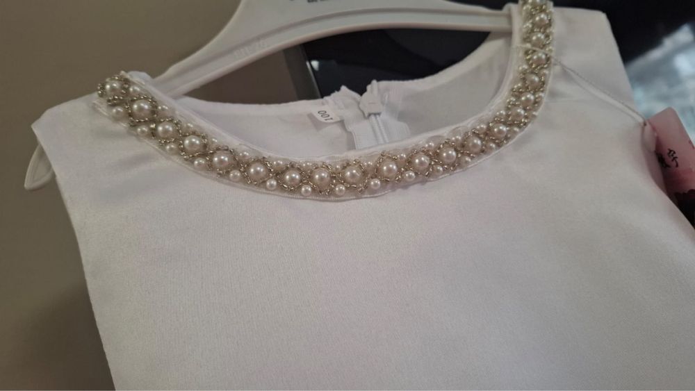 Нарядное белое платье