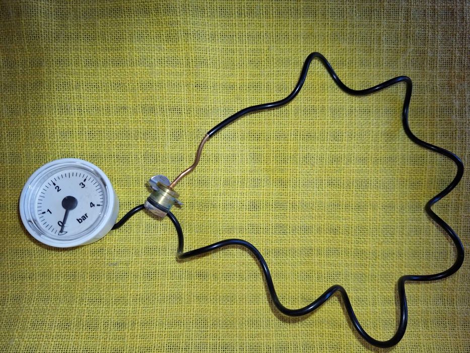 Manometru pentru măsurarea presiunii în centralele electrice Ferroli.
