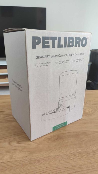 Продавам нова автоматична хранилка за котки PETLIBRO с камера и две купички