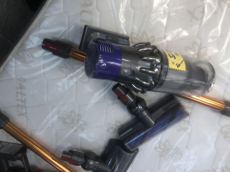 Dyson model v10 aspirator vertical