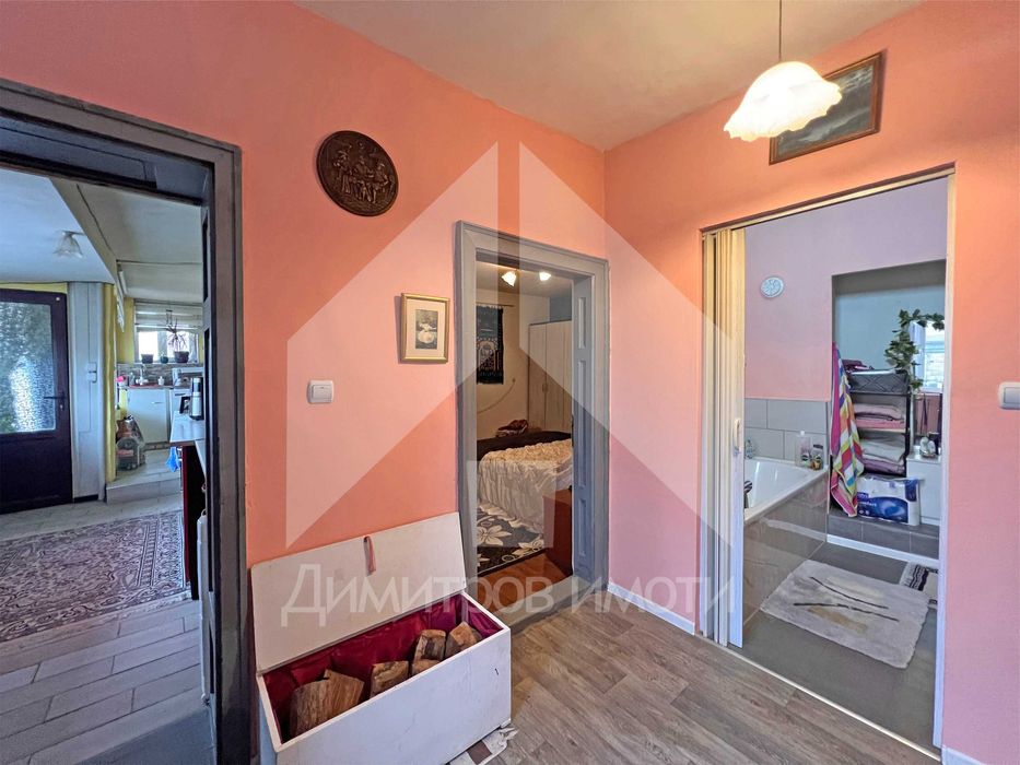 Продава еднофамилна, реновирана къща със 762 кв.м. двор в гр. Плиска.