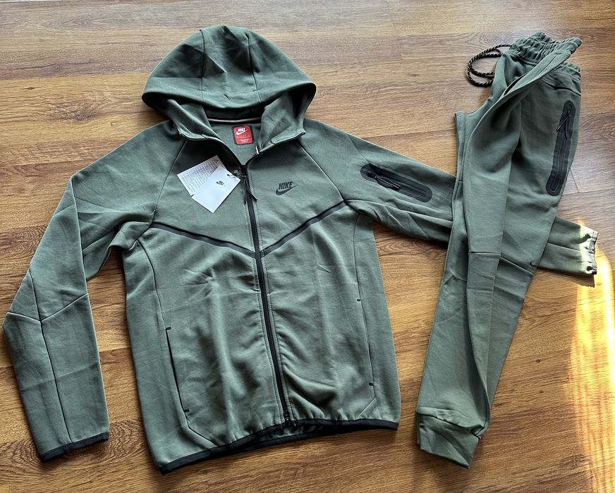 Мъжки,памучен,масленозелен екип Nike с активен,заден джоб на долнището