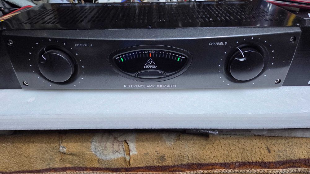 Behringer A800 Amplificator 2x400 wati