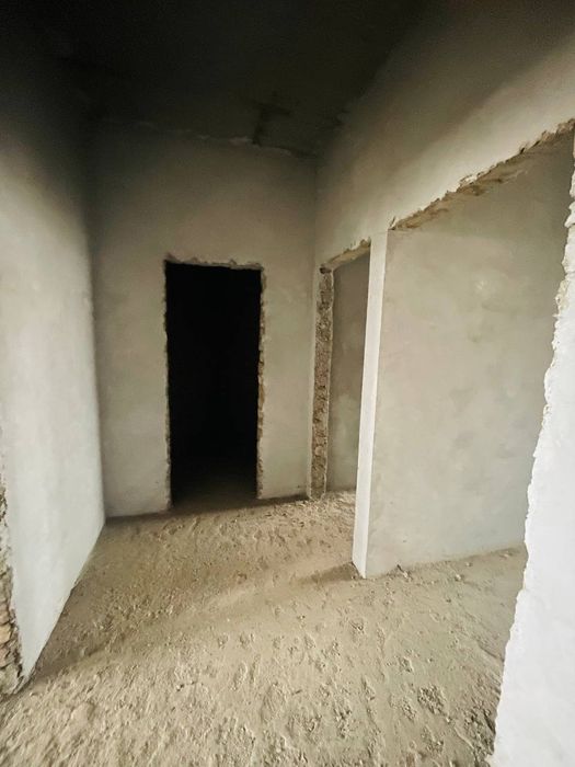 Uy sotiladi. To'rt xonali.